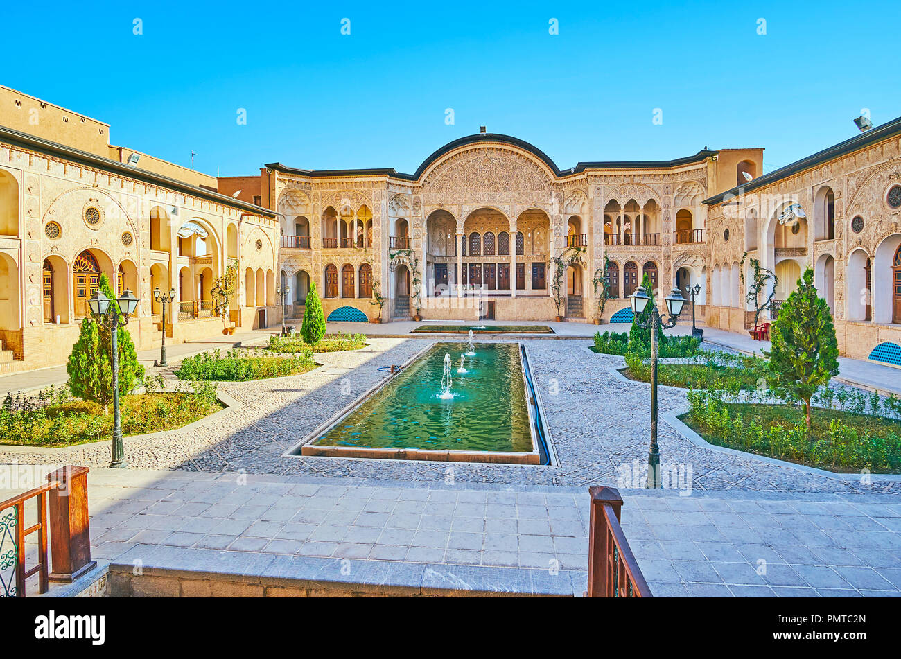 KASHAN, IRAN - Oktober 22, 2017: Der Glanz der Tabatabaei Haus, dem berühmten Wahrzeichen der Stadt mit einzigartigen architektonischen Design, am 22. Oktober in Kashan Stockfoto