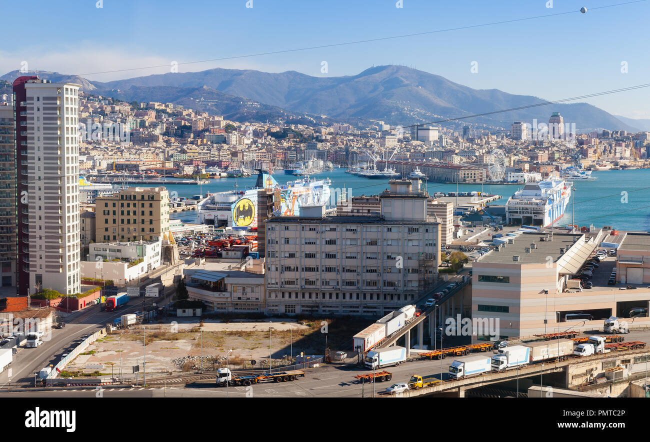 Genua, Italien - Januar 17, 2018: Blick auf den Hafen von Genua mit angelegten Nuraghen Fähre Stockfoto