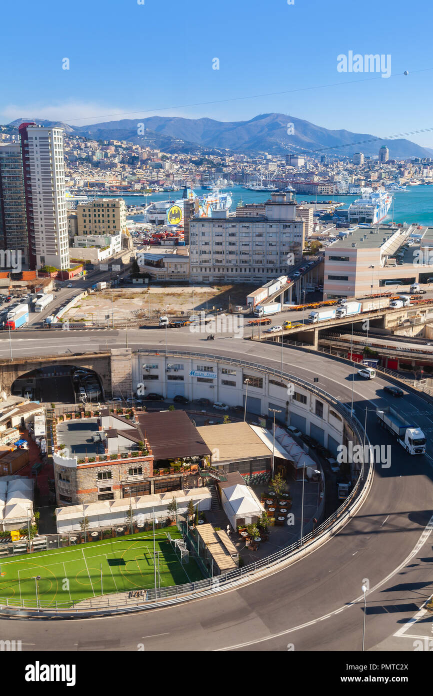 Genua, Italien - Januar 17, 2018: Genova City runde Überführung und modernen Gebäuden, Industrie port District. Vertikale Foto Stockfoto