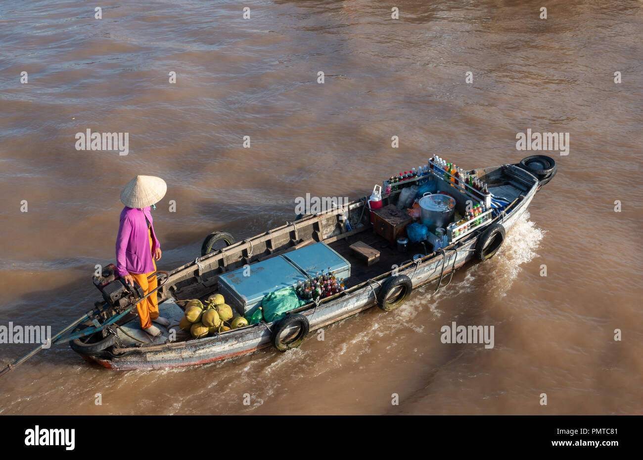 Voll Atmosphäre in der Cai Rang Floating Market, Gruppe Menschen mit Tätigkeit auf Bauernmarkt von Mekong Delta River Stockfoto