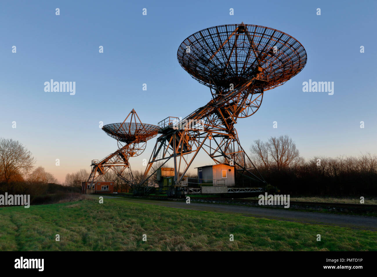 Mullard Radio Astronomy Observatiory an den Lords Brücke, Barton Cambridgeshire, zwei der 1,6-Antenne, jetzt stillgelegten Stockfoto
