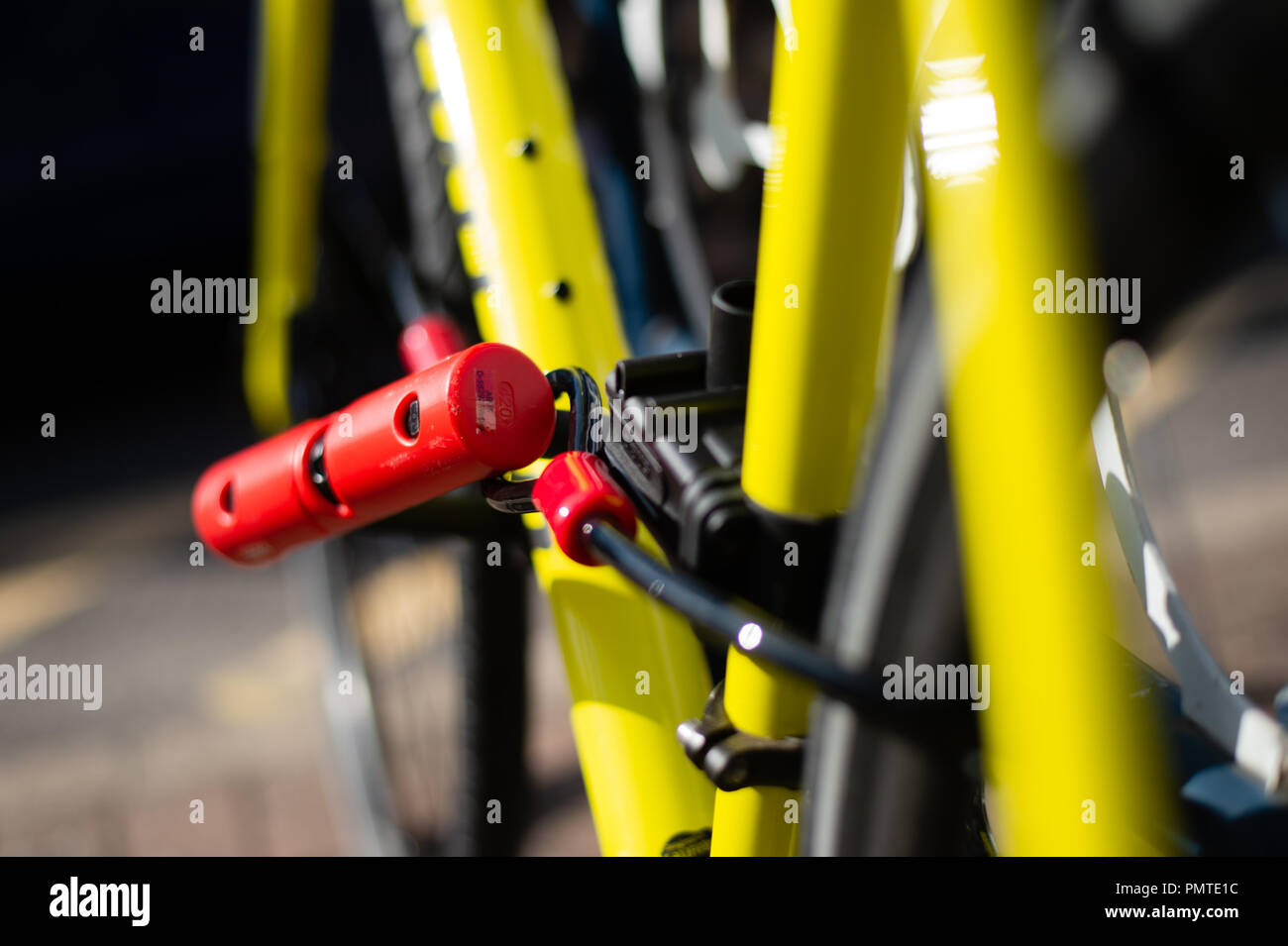 Fahrrad mit Rahmen U lock und cablel, Fahrradständer gesichert montiert Stockfoto