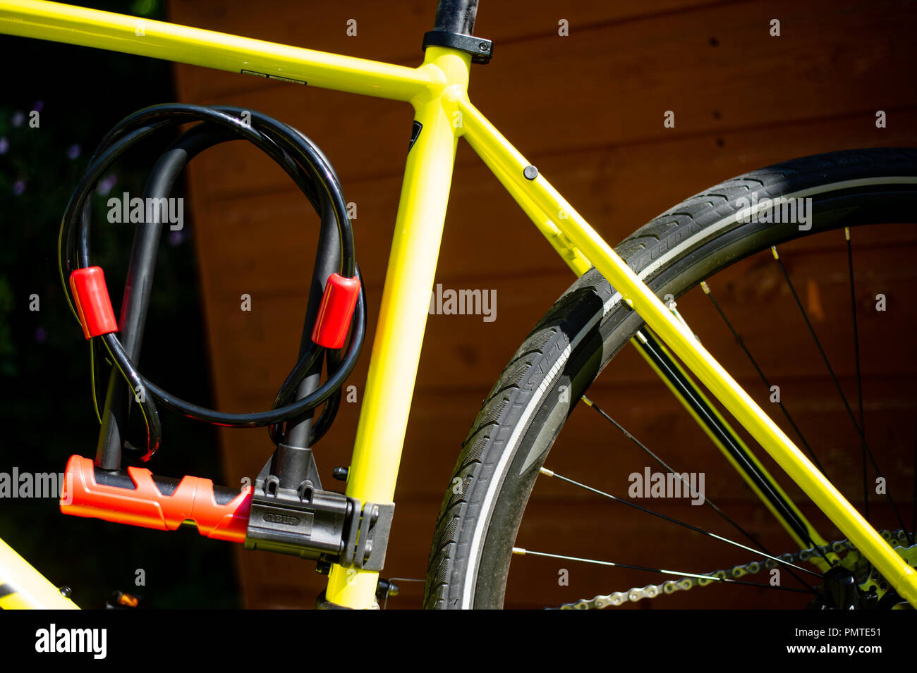 Fahrrad mit Rahmen U Schloss und Kabel montiert. Stockfoto