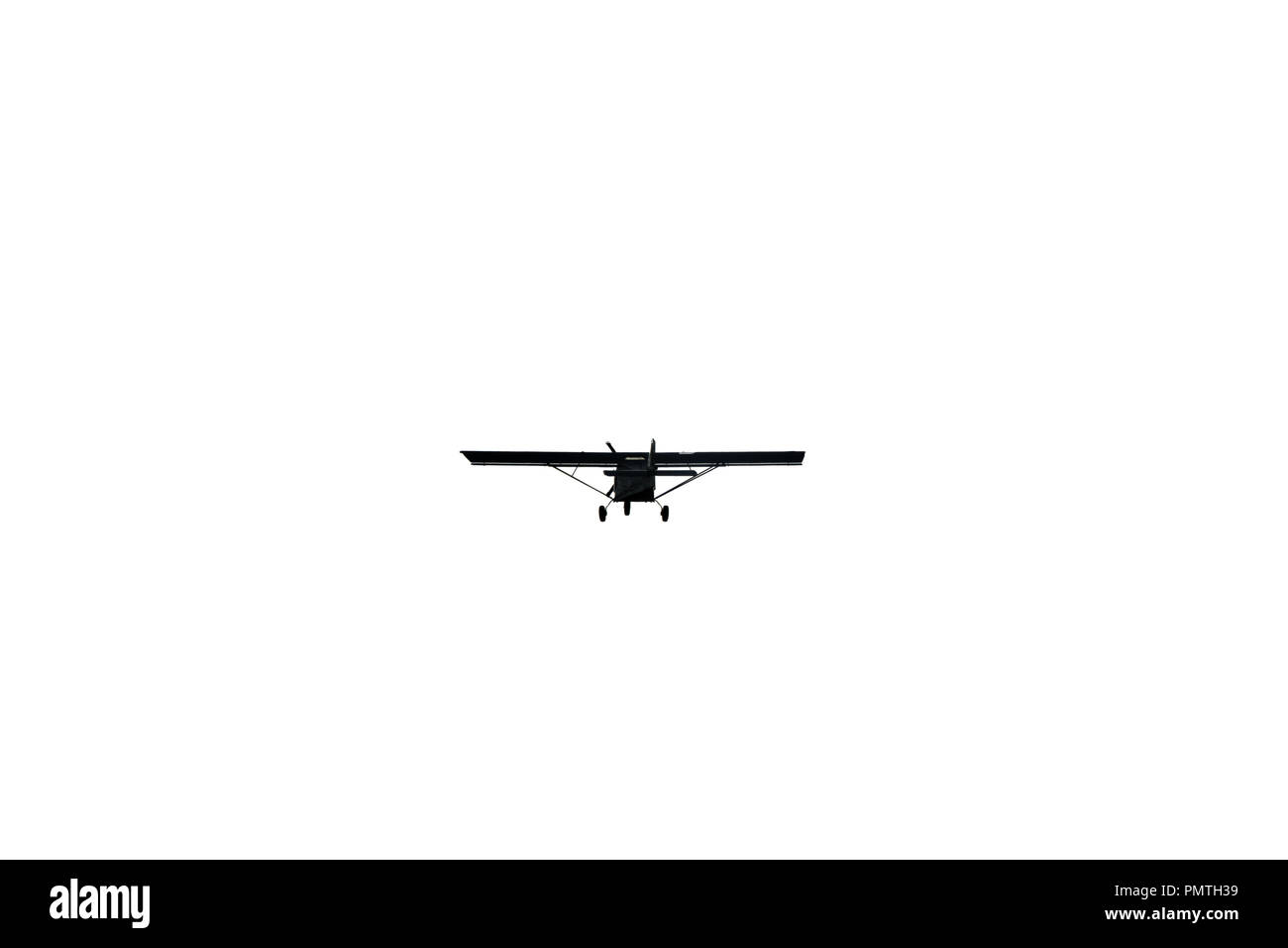 Leichte Flugzeuge über weißen Himmel Hintergrund fliegen Stockfoto