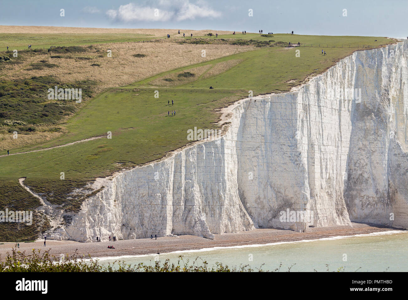 Klippen sieben Schwestern Klippen bei seaford Eastbourne Großbritannien besucht durch Bewohner und Touristen von nah und fern. Leute Sie ganz nahe an die bröckelnden Kanten Stockfoto