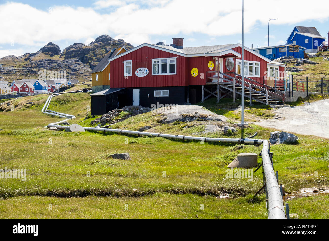 Oberirdische Leitungen für Wasser und Abwasser im Sommer gesehen. Paamiut (Frederikshåb), Sermersooq, Südwesten Grönlands. Stockfoto