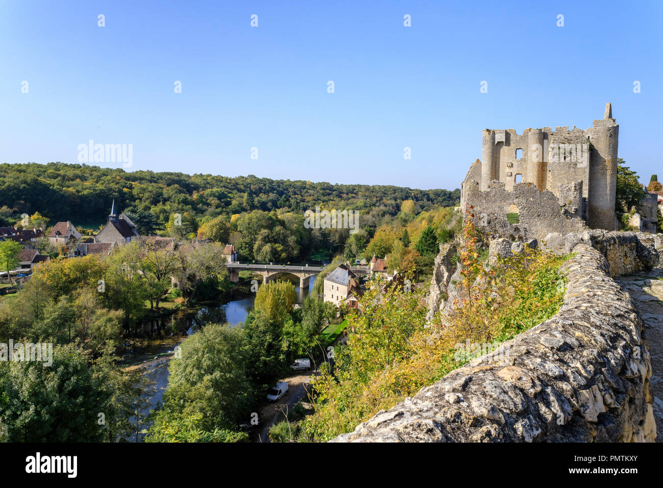 Frankreich, Vienne, Angles Sur L'anglin, beschriftet Les Plus beaux villages de France (Schönste Dörfer Frankreichs), Ruinen des Schlosses overlooki Stockfoto