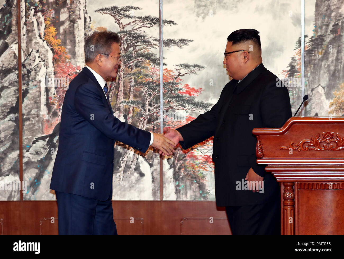Pyeongyang, Nordkorea. 19 Sep, 2018. Südkoreanischen Präsidenten MOON JAE-IN und nordkoreanischen Führer Kim Jong-un halten eine gemeinsame Pressekonferenz nach der zweiten Verhandlungsrunde Spitzengespraech bei Paekhwawon staatliche Pension in Pjöngjang. Kim bekräftigt sein Engagement für eine atomwaffenfreie Koreanische Halbinsel und versprach, Seoul zu besuchen. Mond, sagte der beiden Koreas auf spezielle Schritte zur denuklearisierung vereinbart. Credit: ZUMA Press, Inc./Alamy leben Nachrichten Stockfoto