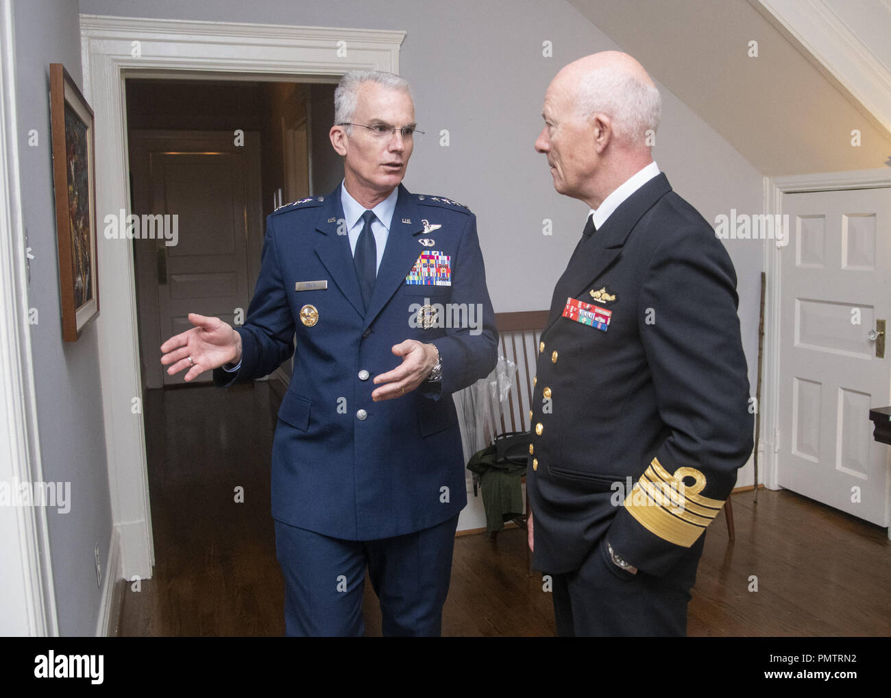 Washington, DC, USA. 18 Sep, 2018. Air Force General Paul J. Selva, der stellvertretende Vorsitzende des Generalstabs, hosts Admiral Haakon Bruun-Hanssen, Norwegischer Chef der Verteidigung für eine Entsprechung Besuch bei Joint Base Myer-Henderson Hall, Sept. 18, 2018. (DOD Foto von Marine Petty Officer 1st Class Dominique A. Pineiro) US Joint Staff über globallookpress.com Credit: Us Joint Staff/russischen Look/ZUMA Draht/Alamy leben Nachrichten Stockfoto