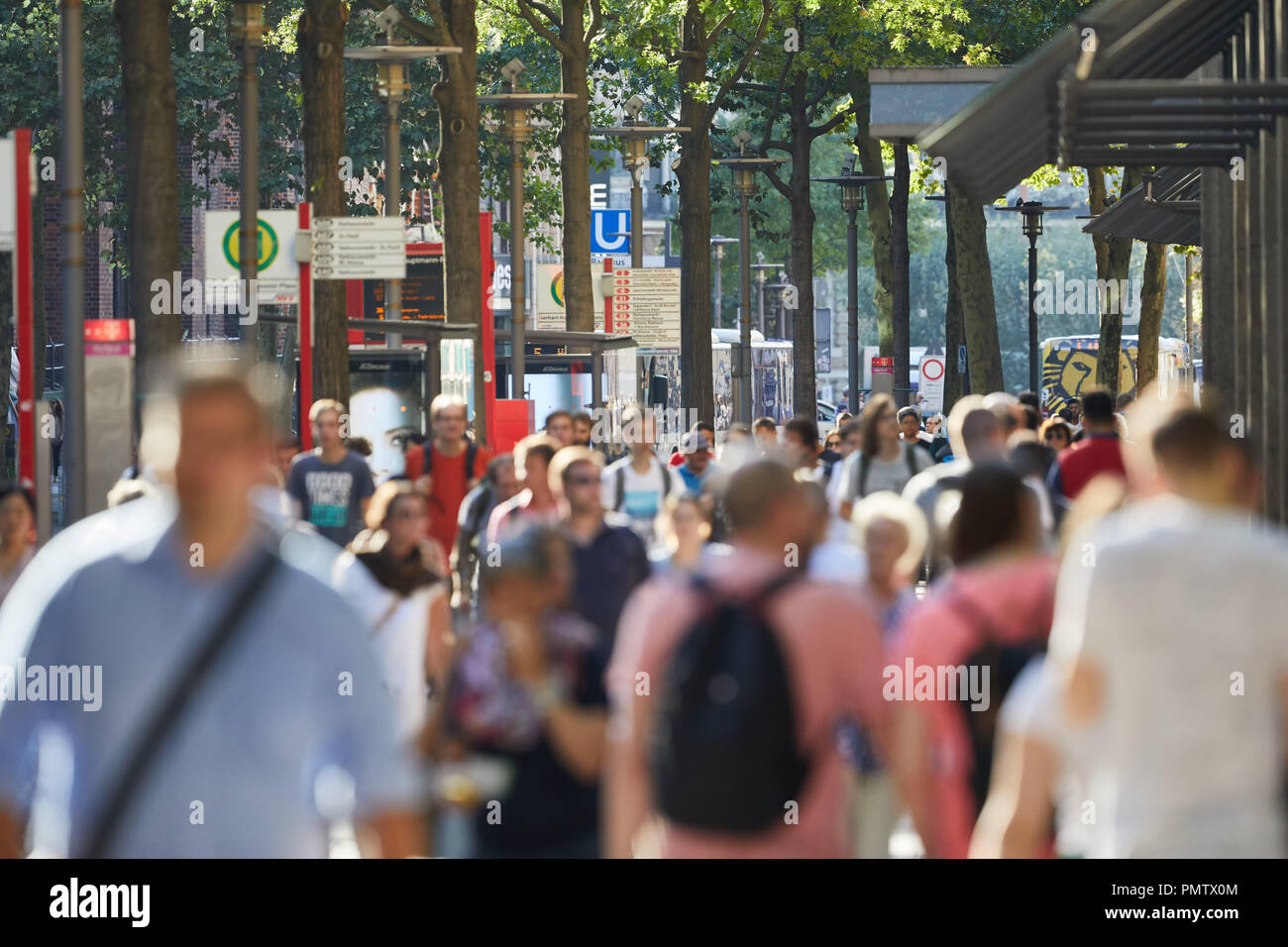 18 September 2018, Hamburg: Menschen gehen auf der Mönckebergstraße im Zentrum von Hamburg. Die Stadtstaaten Berlin und Hamburg haben ihre Hoffnungen für höhere Zuschüsse aus finanziellen Ausgleich zu begraben. Am Mittwoch hat das Bundesverfassungsgericht bestätigt die aktuelle Bevölkerungszahlen in den Städten und Gemeinden, die ein wichtiger Faktor für diese. (Auf dpa' Kein zusätzliches Geld für Berlin und Hamburg - Volkszählung Ansprüche Fehlgeschlagen") Foto: Georg Wendt/dpa Stockfoto