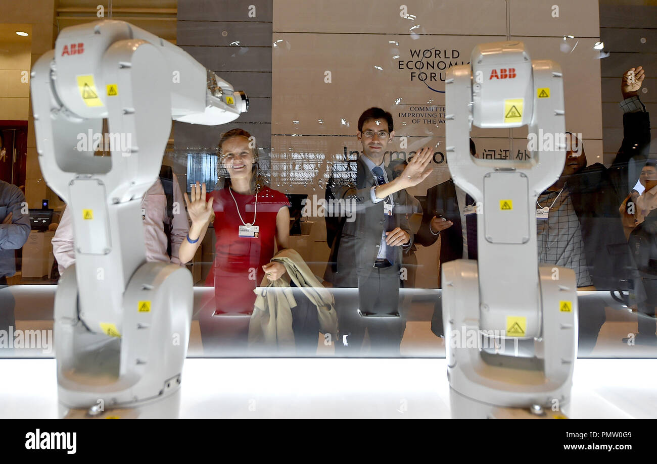 Tianjin, China. 17 Sep, 2018. Die Teilnehmer interagieren mit Robotern auf der Jahrestagung der neue Meister 2018, auch als Sommer Davos, in Tianjin, China, Sept. 17, 2018 bekannt. Credit: Yue Yuewei/Xinhua/Alamy leben Nachrichten Stockfoto