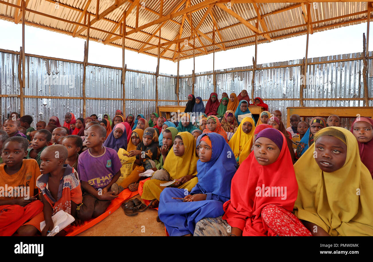 Mogadischu. 8. Sep 2018. Foto auf Sept. 8, 2018 zeigt Kinder hören Geschichten auf Alternative, Grundbildung (ABE) Schule am Hafata Lager für Vertriebene in Baidoa, Somalia. Story Telling Zelte unterstützt durch das Kinderhilfswerk der Vereinten Nationen (UNICEF) haben Somalia Kinder formale Bildung mit Leidenschaft verfolgen trotz Rückschlägen zu Unruhen, Armut und Naturkatastrophen verbunden. Credit: Wang Teng/Xinhua/Alamy leben Nachrichten Stockfoto
