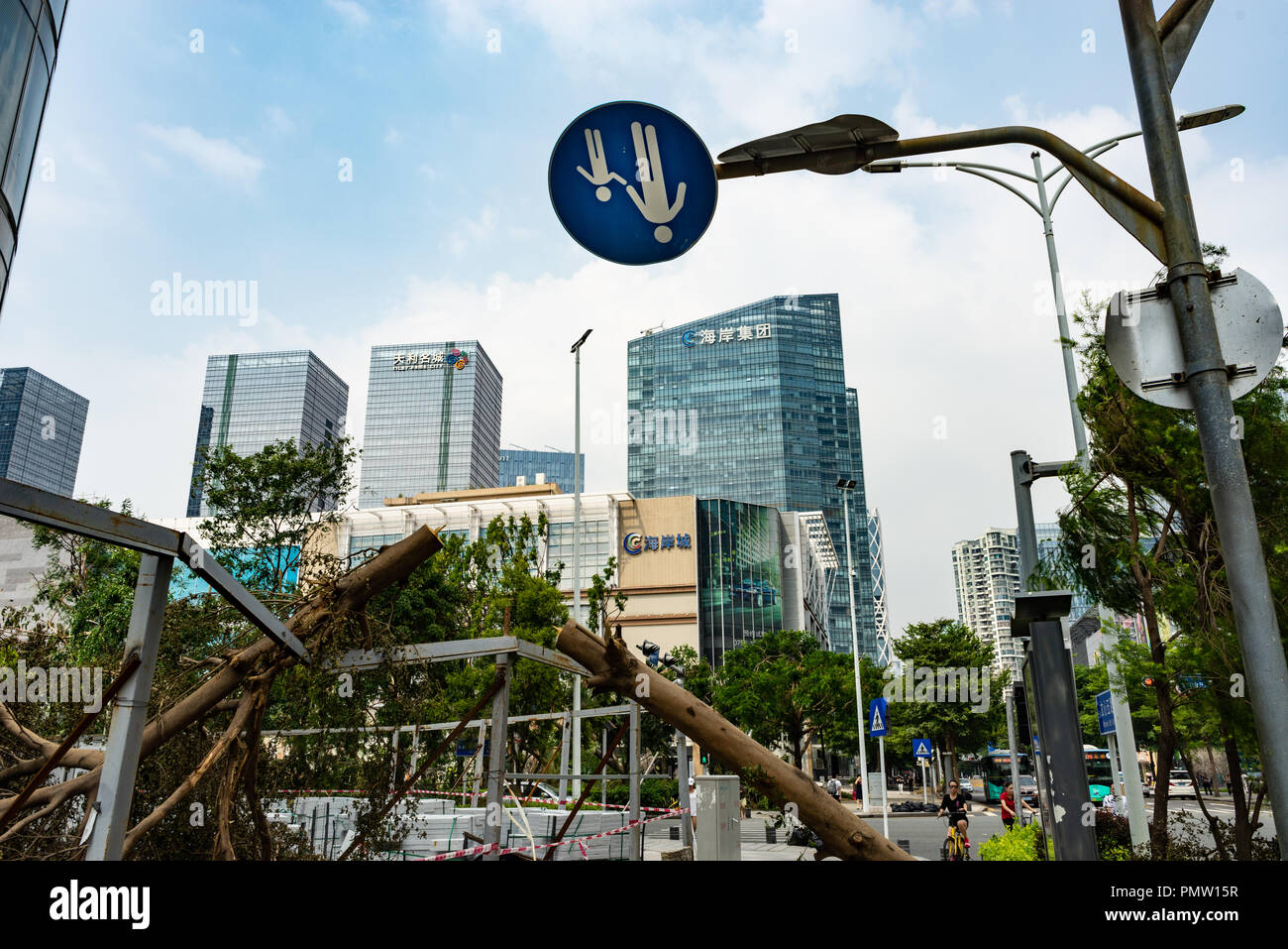 Zeichen auf den Kopf beschädigt nach Taifun Mangkhut Shenzhen hits, Provinz Guangdong im Süden Chinas. Stockfoto