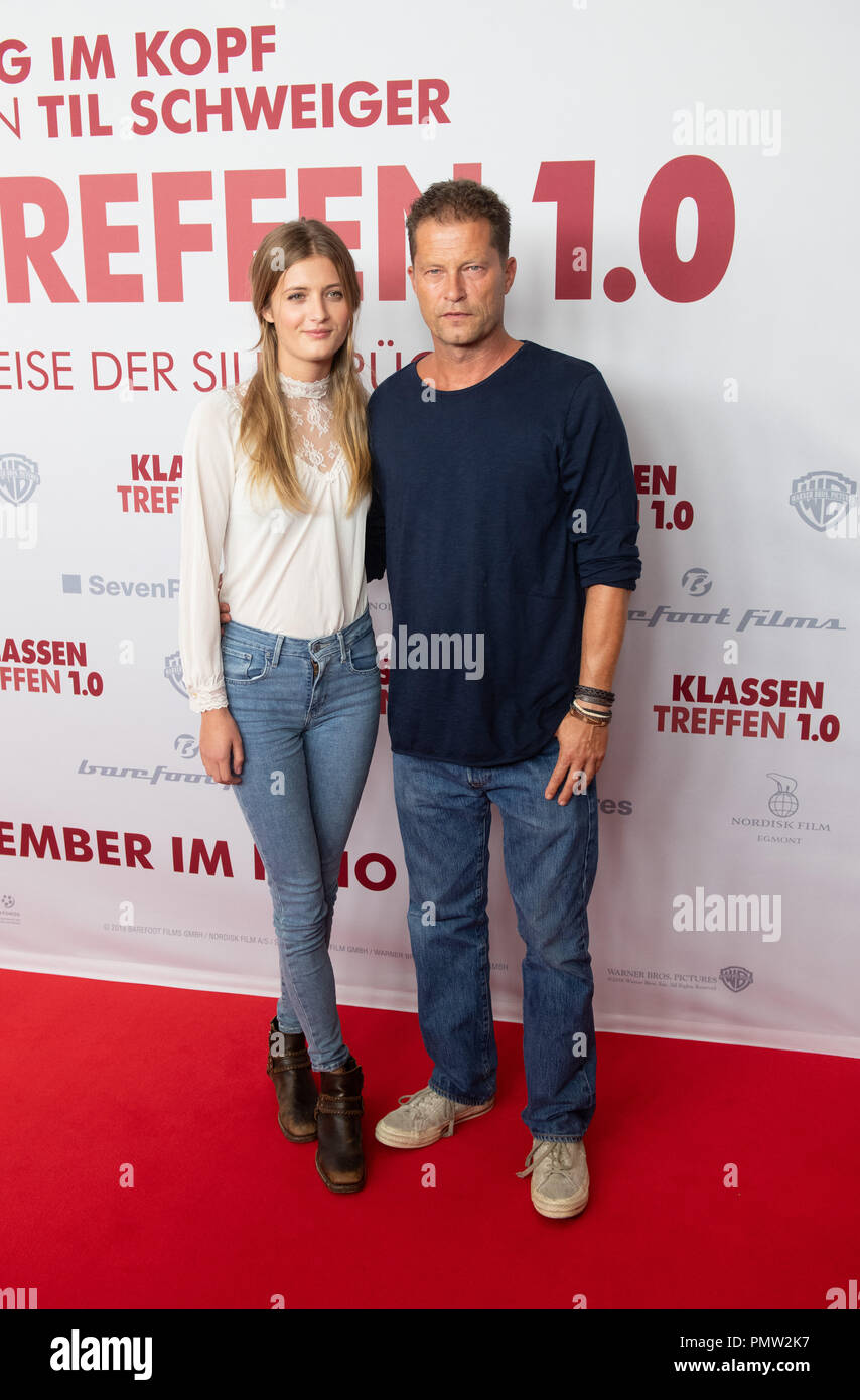 19 September 2018, Hamburg: Schauspieler Lilli Schweiger und Til Schweiger kommen in die Hamburger Premiere des Films 'Klassentreffen 1.0 - unglaubliche Reise der Silberrücken" sterben. Der Film wird in den deutschen Kinos am 20.09. 2018. Foto: Daniel Reinhardt/dpa Stockfoto