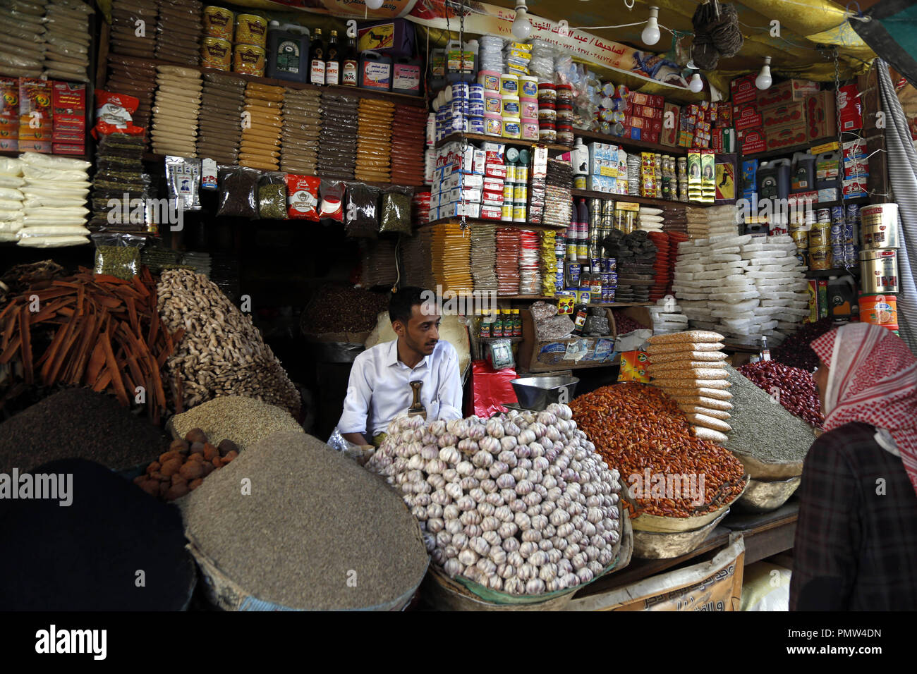 Sanaa, Jemen. 19 Sep, 2018. Ein JEMENITISCHES Mann spricht mit einem Verkäufer auf einem Markt in Sanaa, Jemen, im Sept. 19, 2018. In der historischen Altstadt von der jemenitischen Hauptstadt Sanaa, die Leute hier sind schwer leiden unter Krieg und Air-sea-land Blockade, die verheerenden wurde Leben von mehr als 25 Millionen Bevölkerung seit über drei Jahren. Credit: Mohammed Mohammed/Xinhua/Alamy leben Nachrichten Stockfoto