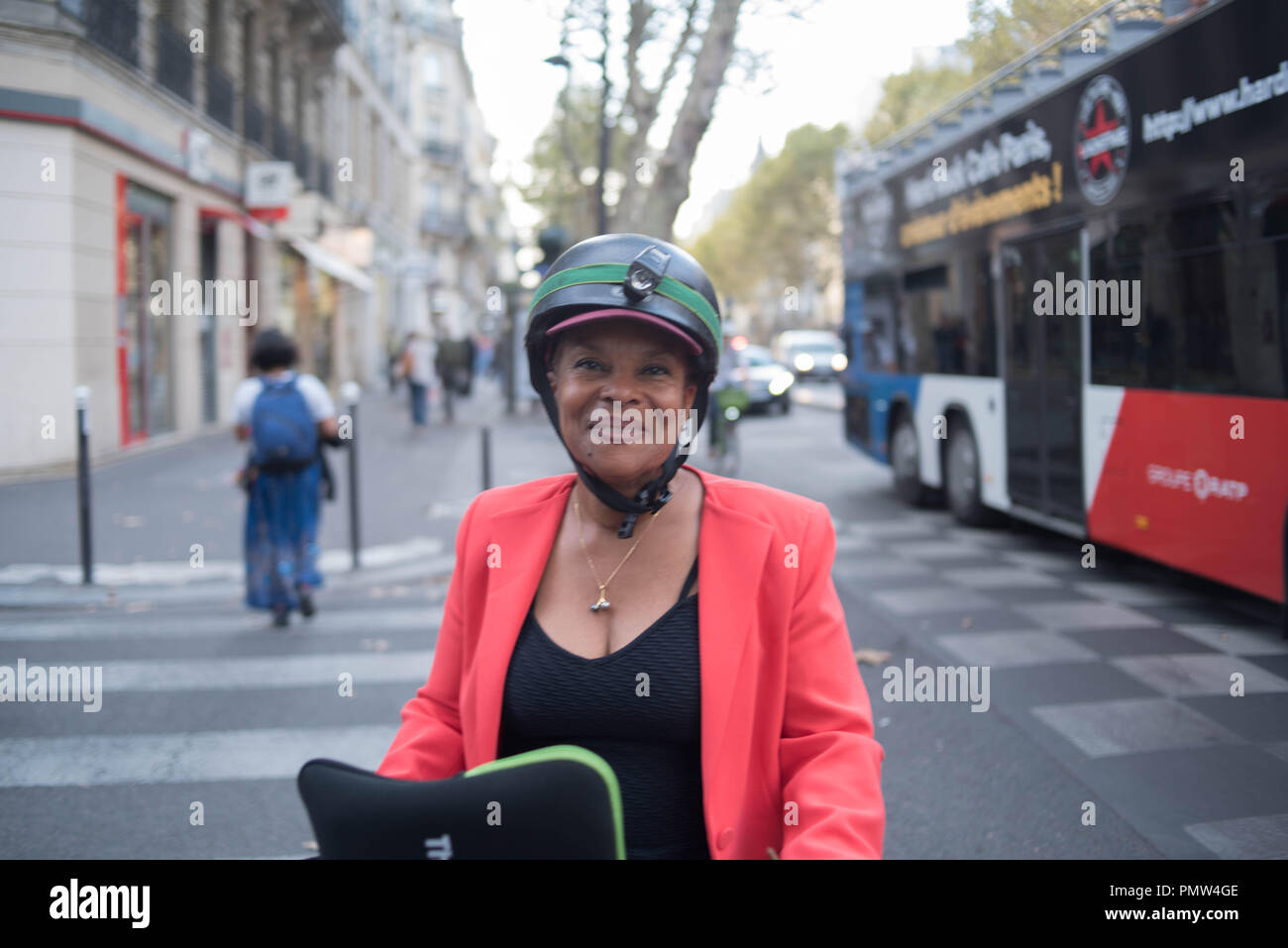 Christiane Taubira, wurde gesehen, Radfahren in Paris. Stockfoto