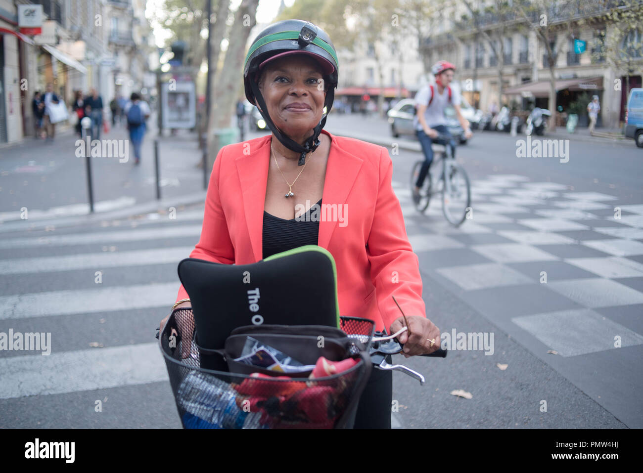 Christiane Taubira, wurde gesehen, Radfahren in Paris. Stockfoto