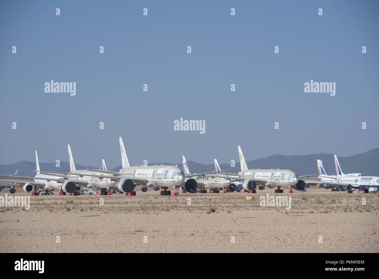 Teruel, Spanien. 27 Aug, 2018. Zahlen von Verkehrsflugzeugen gesehen in Teruel Flughafen für Wartung geparkt. Viele Leute denken Teruel airportis ein Flugzeug Friedhof, wo Flugzeuge durch ihre letzte Reise gehen und haben ihre Metall recycelt. In der Tat ist dieser Flughafen im Osten von Spanien entfernt ist mehr ein Hotel für Flugzeuge ein langer Mittagsschlaf. Es beherbergt Flugzeuge aus der ganzen Welt, die aus dem verkehr gezogen wurden, vorübergehend oder dauerhaft, und bietet ihren Wartungsbedarf. Einige bereit sind zu Fliegen warten aber für finanzielle oder rechtliche Fragen geklärt werden. Einige sind er Stockfoto