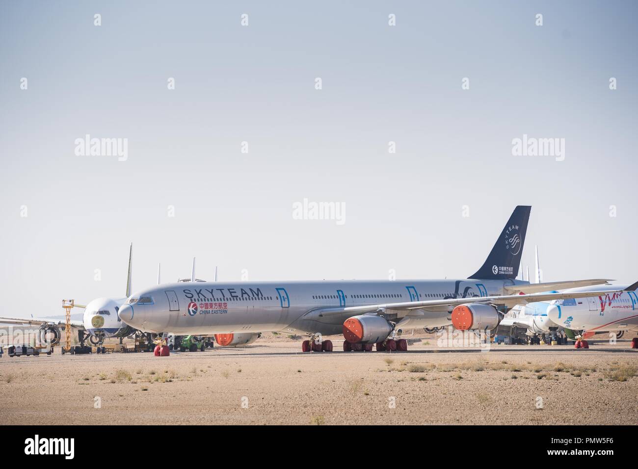 Teruel, Spanien. 27 Aug, 2018. Eine China Eastern Airlines Airbus A340 in Teruel Flughafen gesehen geparkt. Viele Leute denken Teruel airportis ein Flugzeug Friedhof, wo Flugzeuge durch ihre letzte Reise gehen und haben ihre Metall recycelt. In der Tat ist dieser Flughafen im Osten von Spanien entfernt ist mehr ein Hotel für Flugzeuge ein langer Mittagsschlaf. Es beherbergt Flugzeuge aus der ganzen Welt, die aus dem verkehr gezogen wurden, vorübergehend oder dauerhaft, und bietet ihren Wartungsbedarf. Einige bereit sind zu Fliegen warten aber für finanzielle oder rechtliche Fragen geklärt werden. Einige sind Ihr Stockfoto