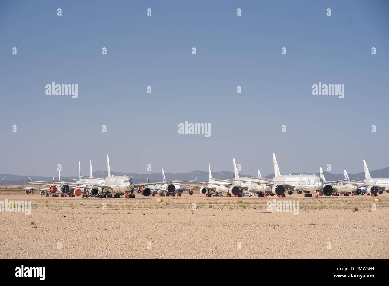 Teruel, Spanien. 27 Aug, 2018. Zahlen von Verkehrsflugzeugen gesehen in Teruel Flughafen für Wartung geparkt. Viele Leute denken Teruel airportis ein Flugzeug Friedhof, wo Flugzeuge durch ihre letzte Reise gehen und haben ihre Metall recycelt. In der Tat ist dieser Flughafen im Osten von Spanien entfernt ist mehr ein Hotel für Flugzeuge ein langer Mittagsschlaf. Es beherbergt Flugzeuge aus der ganzen Welt, die aus dem verkehr gezogen wurden, vorübergehend oder dauerhaft, und bietet ihren Wartungsbedarf. Einige bereit sind zu Fliegen warten aber für finanzielle oder rechtliche Fragen geklärt werden. Einige sind er Stockfoto