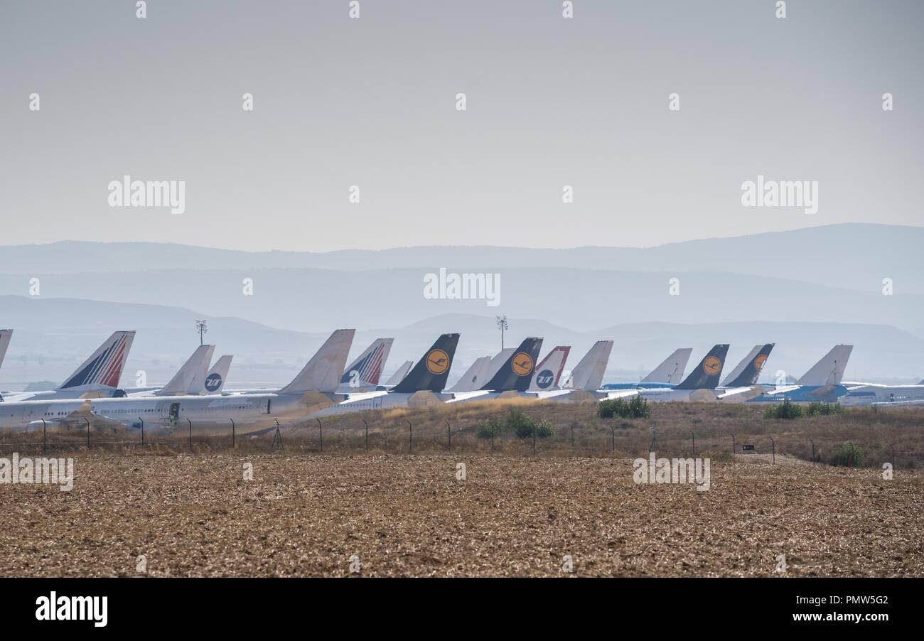 Teruel, Spanien. 27 Aug, 2018. Zahlen von Verkehrsflugzeugen gesehen in Teruel Flughafen für Wartung geparkt. Viele Leute denken Teruel airportis ein Flugzeug Friedhof, wo Flugzeuge durch ihre letzte Reise gehen und haben ihre Metall recycelt. In der Tat ist dieser Flughafen im Osten von Spanien entfernt ist mehr ein Hotel für Flugzeuge ein langer Mittagsschlaf. Es beherbergt Flugzeuge aus der ganzen Welt, die aus dem verkehr gezogen wurden, vorübergehend oder dauerhaft, und bietet ihren Wartungsbedarf. Einige bereit sind zu Fliegen warten aber für finanzielle oder rechtliche Fragen geklärt werden. Einige sind er Stockfoto