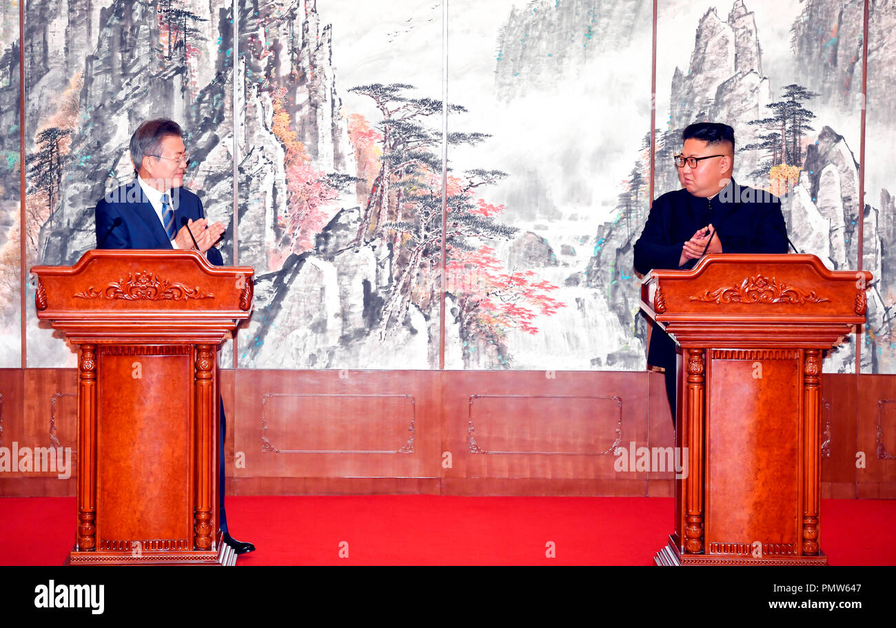 Innerkoreanischen Gipfeltreffen, 19.09.2018: die nordkoreanischen Führer Kim Jong-Un (R) und südkoreanischen Präsidenten Mond Jae-In nehmen an einer gemeinsamen Pressekonferenz nach dem Gipfel am Paekhwawon State Guest House in Pyongyang, Nordkorea. Nordkoreanischen Führer Kim vereinbart, dauerhaft große Rakete Triebwerksprüfstände und eine Startrampe in der Nähe der Grenze zu China demontieren. Die beiden koreanischen Staaten vereinbarten grenzüberschreitenden Austausch und arbeiten zusammen, um für eine ausgewogene wirtschaftliche Entwicklung auf der Koreanischen Halbinsel zu intensivieren und vereinbarten Masse für ein gemeinsames Projekt der Eisenbahnen und Straßen über ihre Grenzen zu brechen innerhalb anschließen Stockfoto