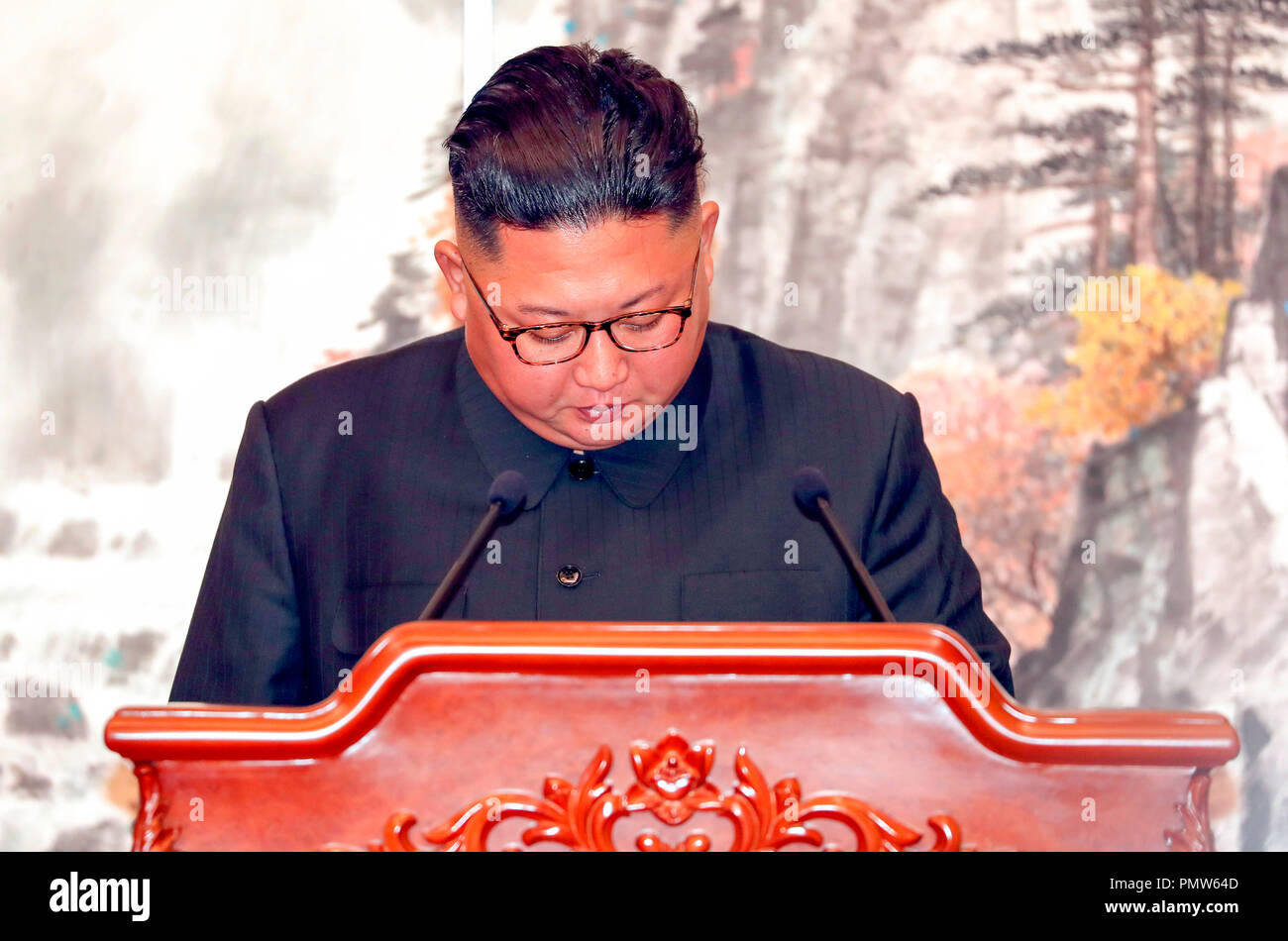 Innerkoreanischen Gipfeltreffen, 19.09.2018: die nordkoreanischen Führer Kim Jong-Un und südkoreanischen Präsidenten Mond Jae-In (nicht im Bild) an einer gemeinsamen Pressekonferenz nach dem Gipfel am Paekhwawon State Guest House in Pyongyang, Nordkorea. Nordkoreanischen Führer Kim vereinbart, dauerhaft große Rakete Triebwerksprüfstände und eine Startrampe in der Nähe der Grenze zu China demontieren. Die beiden koreanischen Staaten vereinbarten grenzüberschreitenden Austausch und arbeiten zusammen, um für eine ausgewogene wirtschaftliche Entwicklung auf der Koreanischen Halbinsel zu intensivieren und sich für ein gemeinsames Projekt der Eisenbahnen und Straßen, die über ihre Bor zu verbinden zu brechen Stockfoto