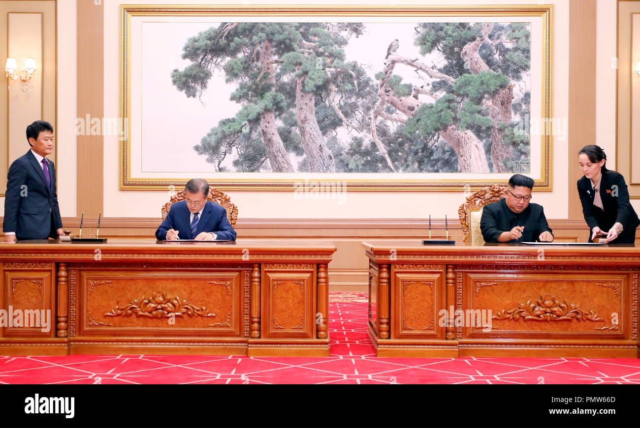 Innerkoreanischen Gipfeltreffen, 19.09.2018: die nordkoreanischen Führer Kim Jong-Un und südkoreanischen Präsidenten Mond Jae-In eine Zeremonie auf dem Gipfel Abkommen zu unterzeichnen, die nach Ihrem innerkoreanischen Gipfeltreffen Paekhwawon State Guest House in Pyongyang, Nordkorea besuchen. Nordkoreanischen Führer Kim vereinbart, dauerhaft große Rakete Triebwerksprüfstände und eine Startrampe in der Nähe der Grenze zu China demontieren. Die beiden koreanischen Staaten vereinbarten grenzüberschreitenden Austausch und arbeiten zusammen, um für eine ausgewogene wirtschaftliche Entwicklung auf der Koreanischen Halbinsel zu intensivieren und sich für ein gemeinsames Projekt der Eisenbahnen und Straßen zu verbinden zu brechen Stockfoto