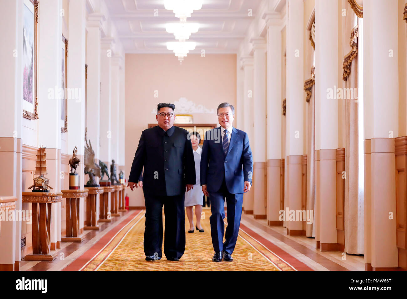 Innerkoreanischen Gipfeltreffen, 19.09.2018: die nordkoreanischen Führer Kim Jong-Un und südkoreanischen Präsidenten Mond Jae-In sprechen wie Sie ankommen ein Gipfel, bei dem Paekhwawon State Guest House in Pyongyang, Nordkorea zu halten. Nordkoreanischen Führer Kim vereinbart, dauerhaft große Rakete Triebwerksprüfstände und eine Startrampe in der Nähe der Grenze zu China demontieren. Die beiden koreanischen Staaten vereinbarten grenzüberschreitenden Austausch und arbeiten zusammen, um für eine ausgewogene wirtschaftliche Entwicklung auf der Koreanischen Halbinsel zu intensivieren und sich für ein gemeinsames Projekt der Eisenbahnen und Straßen, die über ihre Landesgrenzen hinaus innerhalb dieses Jahres zu verbinden als Teil zu brechen Stockfoto