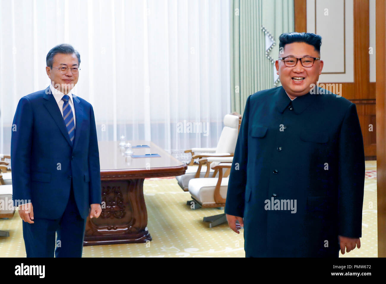 Innerkoreanischen Gipfeltreffen, 19.09.2018: die nordkoreanischen Führer Kim Jong-Un und südkoreanischen Präsidenten Mond Jae-In ankommen ein Gipfel, bei dem Paekhwawon State Guest House in Pyongyang, Nordkorea zu halten. Nordkoreanischen Führer Kim vereinbart, dauerhaft große Rakete Triebwerksprüfstände und eine Startrampe in der Nähe der Grenze zu China demontieren. Die beiden koreanischen Staaten vereinbarten grenzüberschreitenden Austausch und arbeiten zusammen, um für eine ausgewogene wirtschaftliche Entwicklung auf der Koreanischen Halbinsel zu intensivieren und sich für ein gemeinsames Projekt der Eisenbahnen und Straßen, die über ihre Landesgrenzen hinaus innerhalb dieses Jahres zu verbinden, als Teil der Bemühungen, t zu brechen Stockfoto