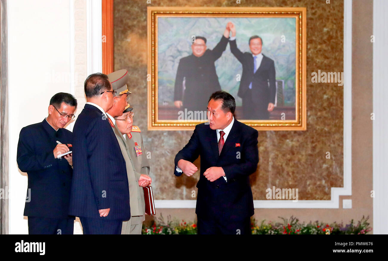 Innerkoreanischen Gipfeltreffen, 19.09.2018: Koreanische Beamte sind in der Nähe von einen Konferenzraum, in dem nordkoreanischen Führer Kim Jong-Un und südkoreanischen Präsidenten Mond Jae-In ihrem Gipfel Holding wurden an der Paekhwawon State Guest House in Pyongyang, North Korea gesehen. Nordkoreanischen Führer Kim vereinbart, dauerhaft große Rakete Triebwerksprüfstände und eine Startrampe in der Nähe der Grenze zu China demontieren. Die beiden koreanischen Staaten vereinbarten grenzüberschreitenden Austausch und arbeiten zusammen, um für eine ausgewogene wirtschaftliche Entwicklung auf der Koreanischen Halbinsel zu intensivieren und sich für ein gemeinsames Projekt der Eisenbahn zu verbinden zu brechen und r Stockfoto