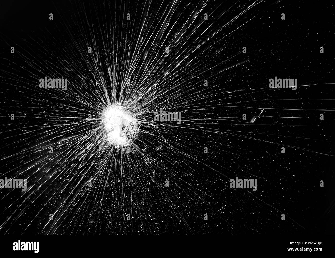 Zerbrochenes Glas dunkler Hintergrund Nahaufnahme Stockfoto