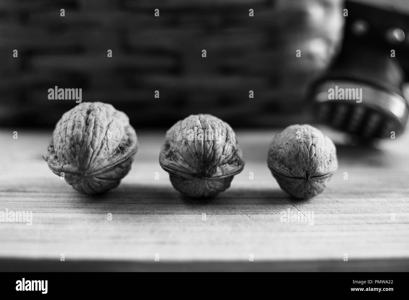 Nahaufnahme der Haselnüsse und Walnüsse auf einem Tisch Stockfoto