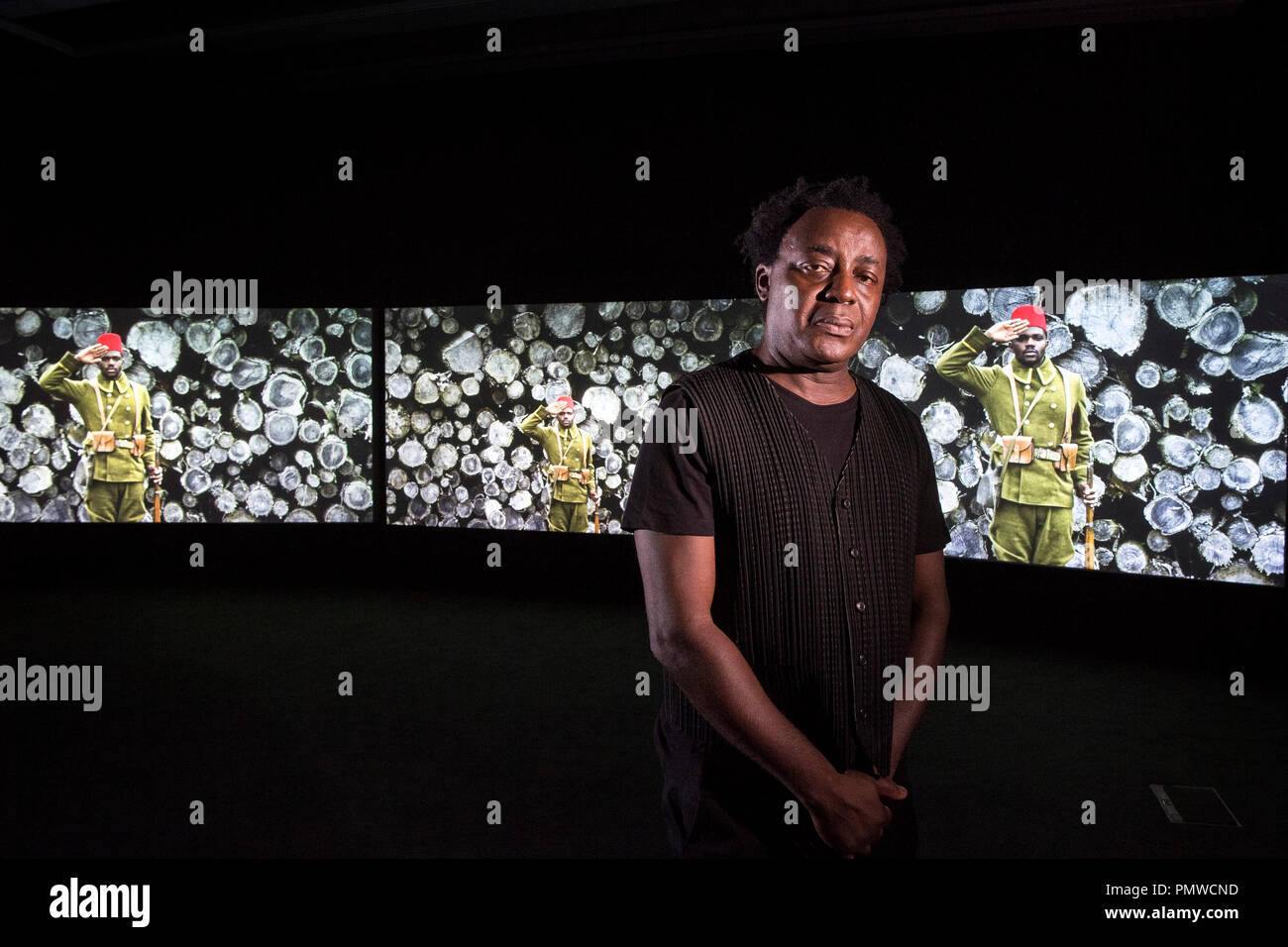 Ein Bild von einem senegalesischen Soldaten als Künstler John Akomfrah enthüllt ein multi-Installation mit dem Titel 'Mimesis: afrikanische Soldaten", im Imperial War Museum in London, in Erinnerung an die Millionen von Afrikanern, die während des Ersten Weltkriegs diente. Stockfoto
