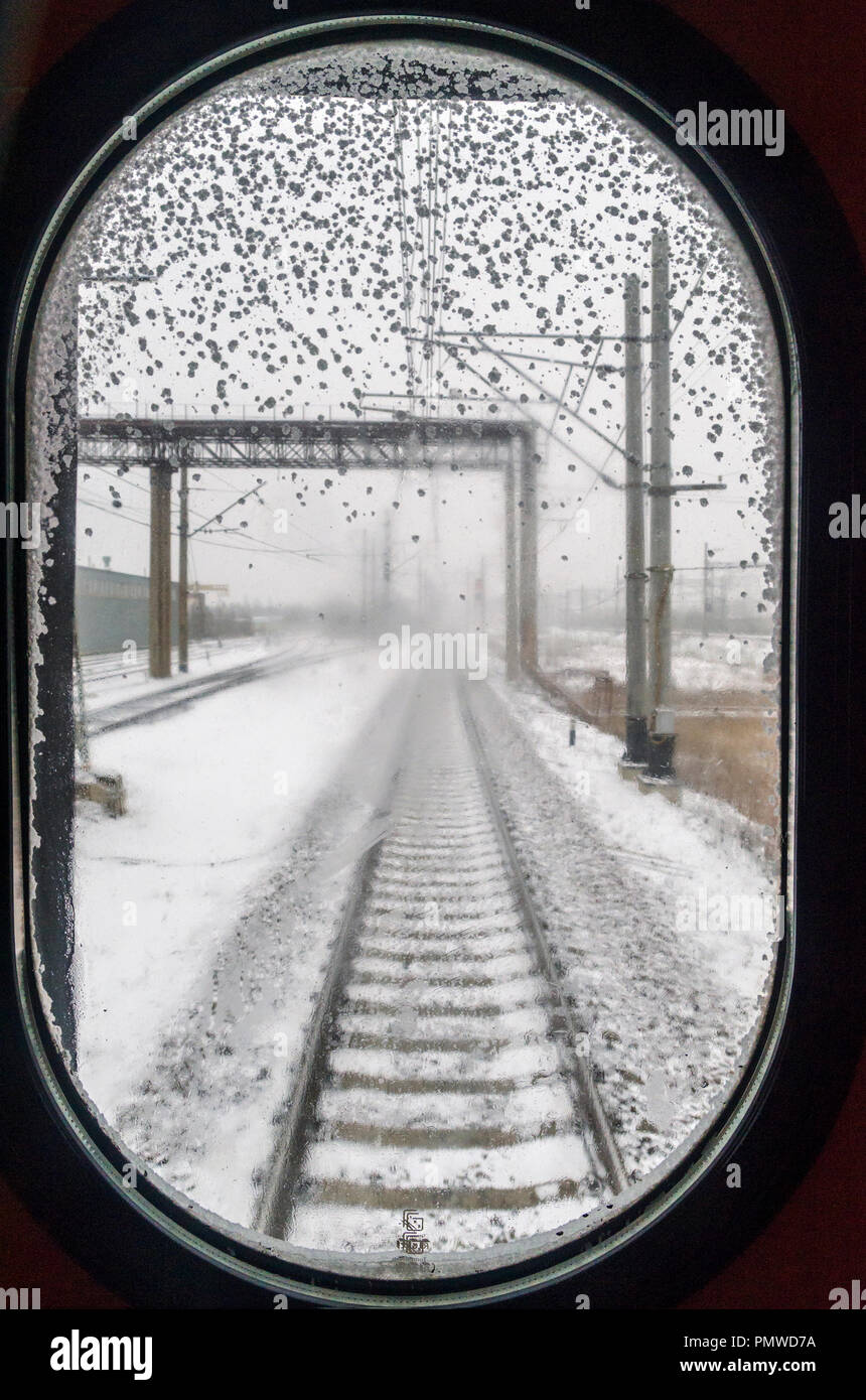 Snowy rail Aussicht vom Fenster Trans Siberian Express', Sibirien, Russland. Stockfoto