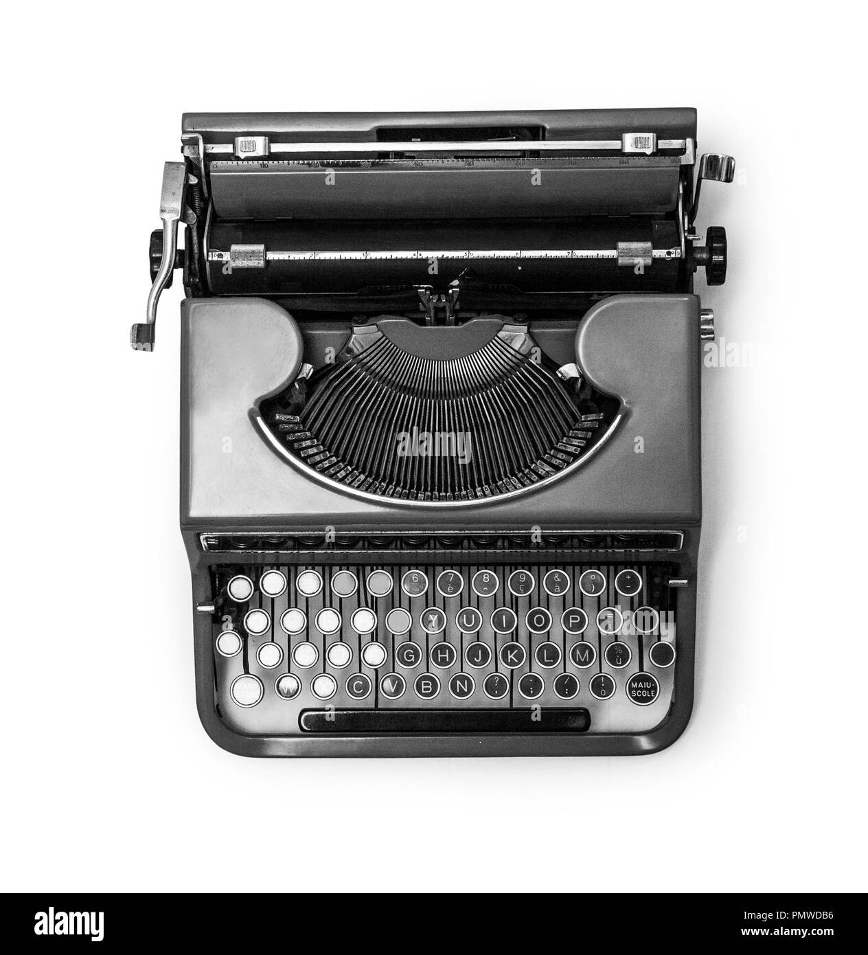 Antike Schreibmaschine gegen einen weißen Hintergrund. Stockfoto
