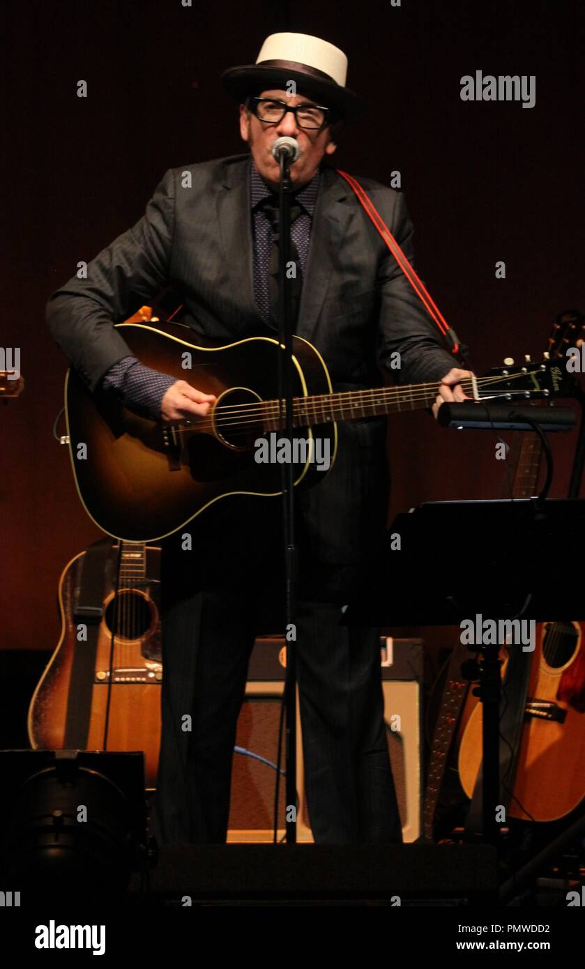 Liverpool, Großbritannien, Elvis Costello führt in Liverpool Philharmonic Hall Kredit Ian Fairbrother/Alamy Stockfotos Stockfoto