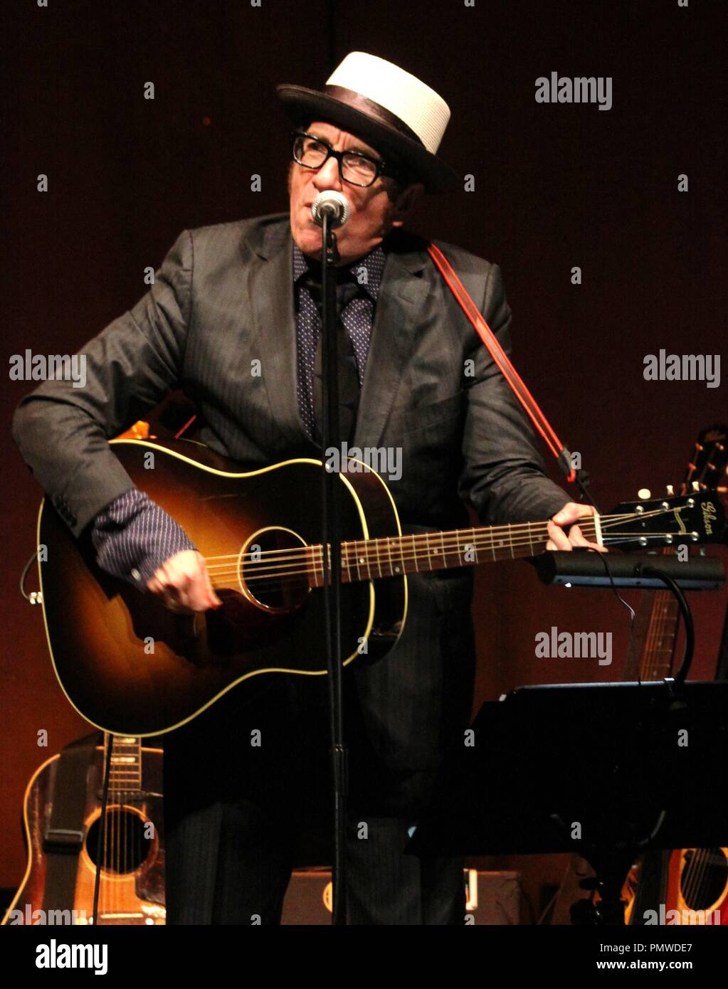 Liverpool, Großbritannien, Elvis Costello führt in Liverpool Philharmonic Hall Kredit Ian Fairbrother/Alamy Stockfotos Stockfoto