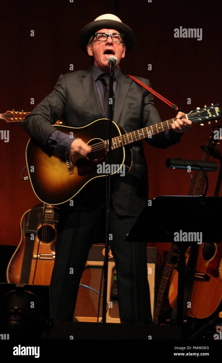 Liverpool, Großbritannien, Elvis Costello führt in Liverpool Philharmonic Hall Kredit Ian Fairbrother/Alamy Stockfotos Stockfoto