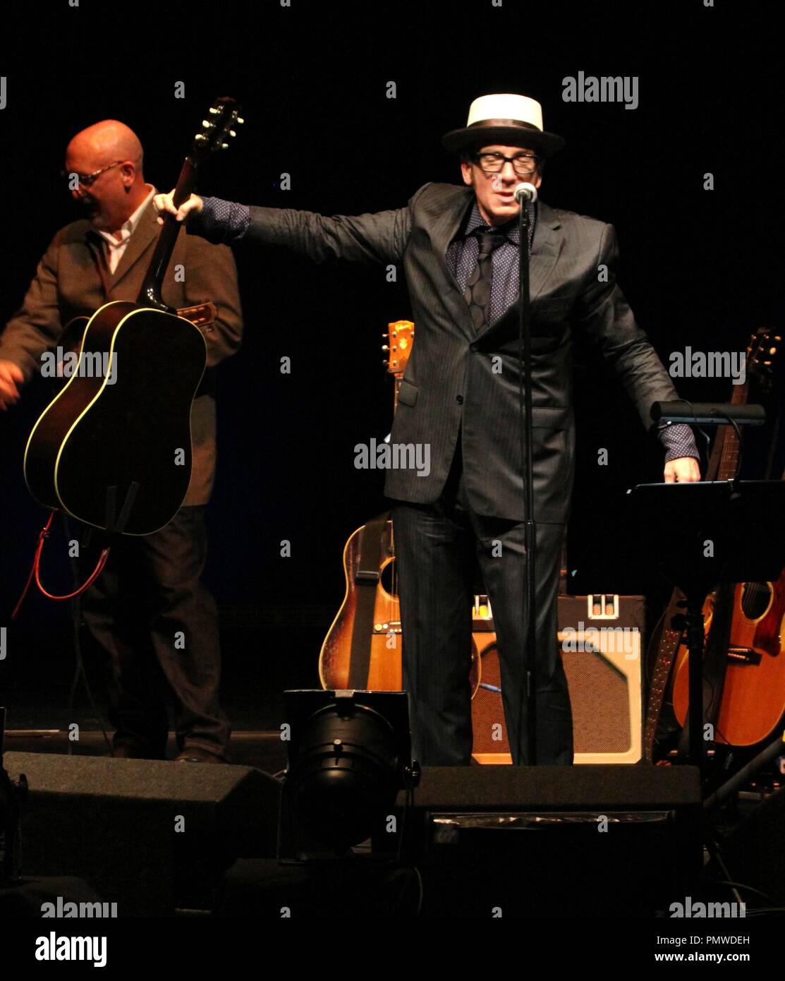 Liverpool, Großbritannien, Elvis Costello führt in Liverpool Philharmonic Hall Kredit Ian Fairbrother/Alamy Stockfotos Stockfoto
