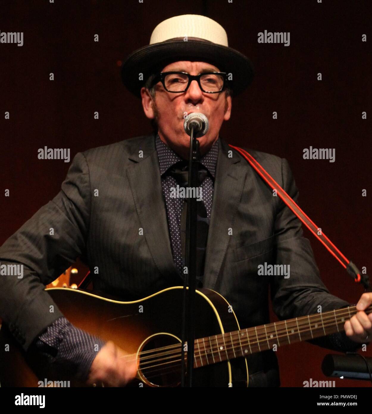 Liverpool, Großbritannien, Elvis Costello führt in Liverpool Philharmonic Hall Kredit Ian Fairbrother/Alamy Stockfotos Stockfoto