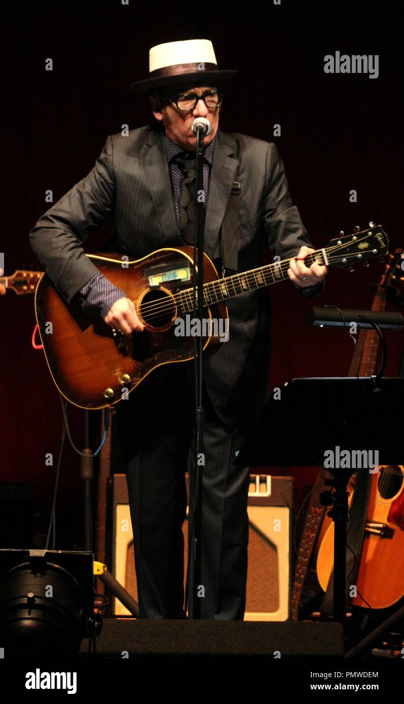 Liverpool, Großbritannien, Elvis Costello führt in Liverpool Philharmonic Hall Kredit Ian Fairbrother/Alamy Stockfotos Stockfoto