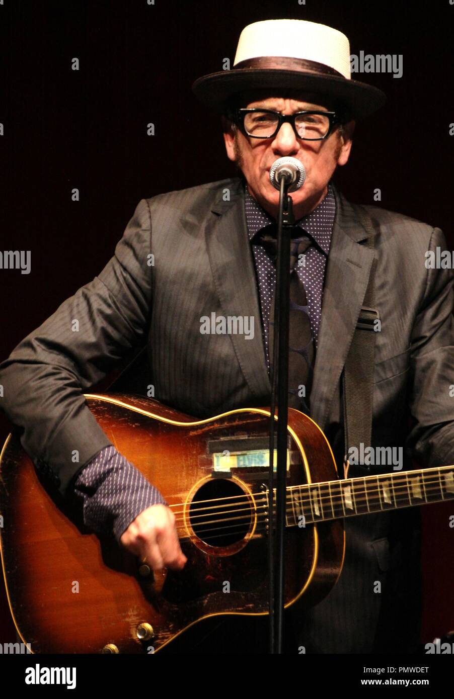 Liverpool, Großbritannien, Elvis Costello führt in Liverpool Philharmonic Hall Kredit Ian Fairbrother/Alamy Stockfotos Stockfoto