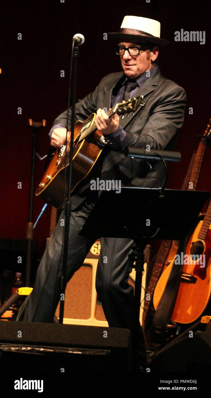 Liverpool, Großbritannien, Elvis Costello führt in Liverpool Philharmonic Hall Kredit Ian Fairbrother/Alamy Stockfotos Stockfoto