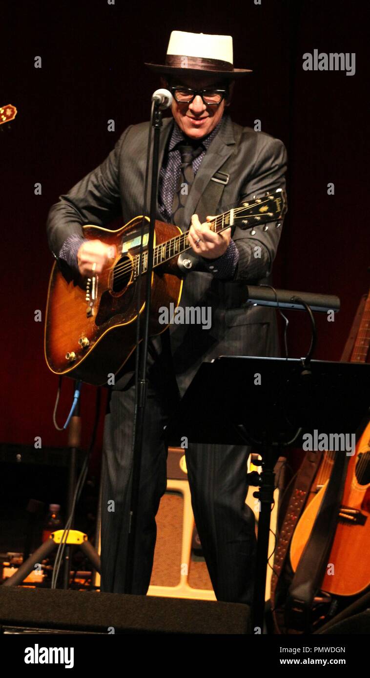 Liverpool, Großbritannien, Elvis Costello führt in Liverpool Philharmonic Hall Kredit Ian Fairbrother/Alamy Stockfotos Stockfoto