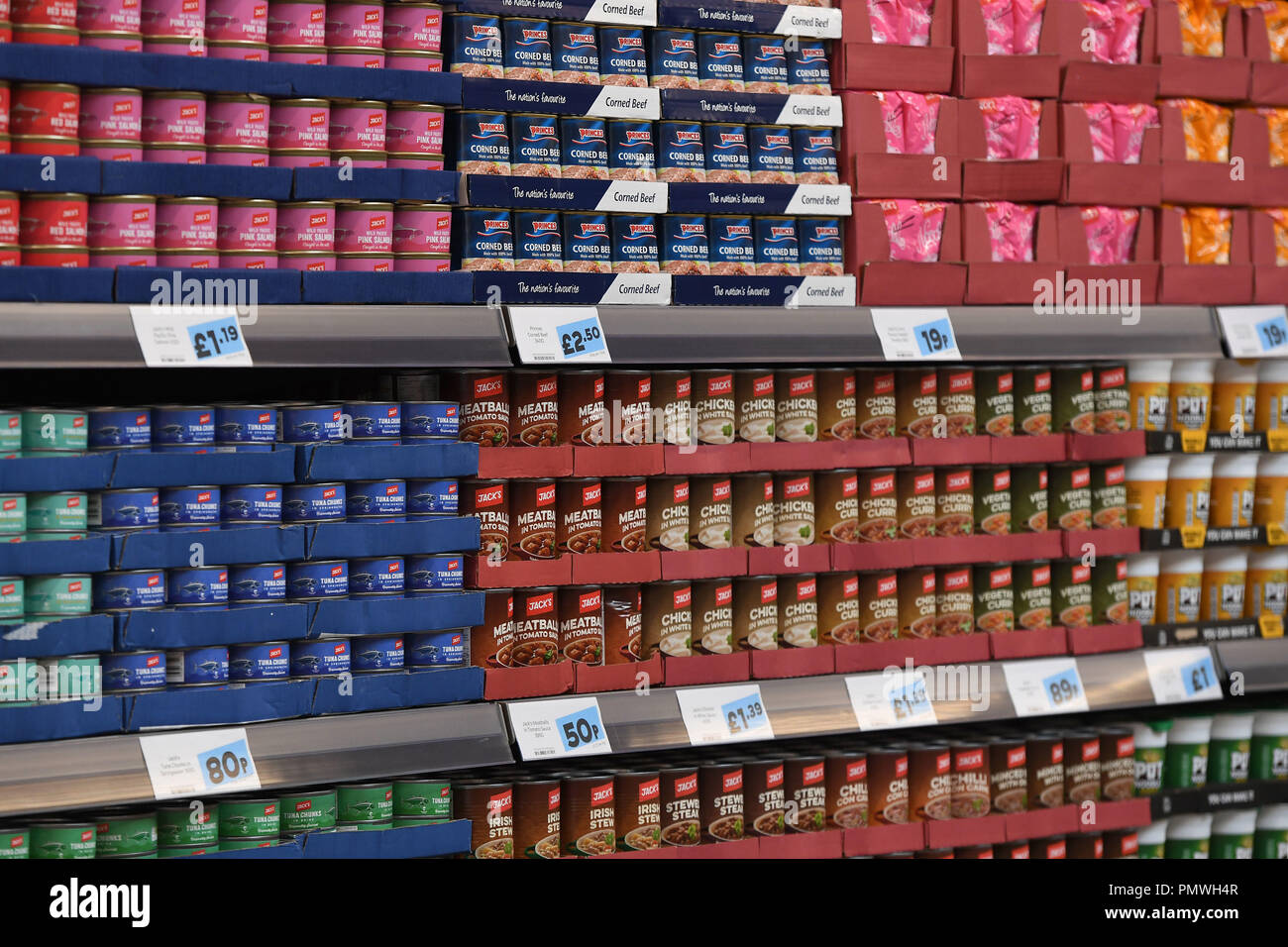 Verzinnte Produkte in den Regalen wie Tesco Konzept seiner neuen Jack's stellt auf ihrer Website in Chatteris, Cambridgeshire, die an deutschen Discounter Aldi und Lidl. Stockfoto