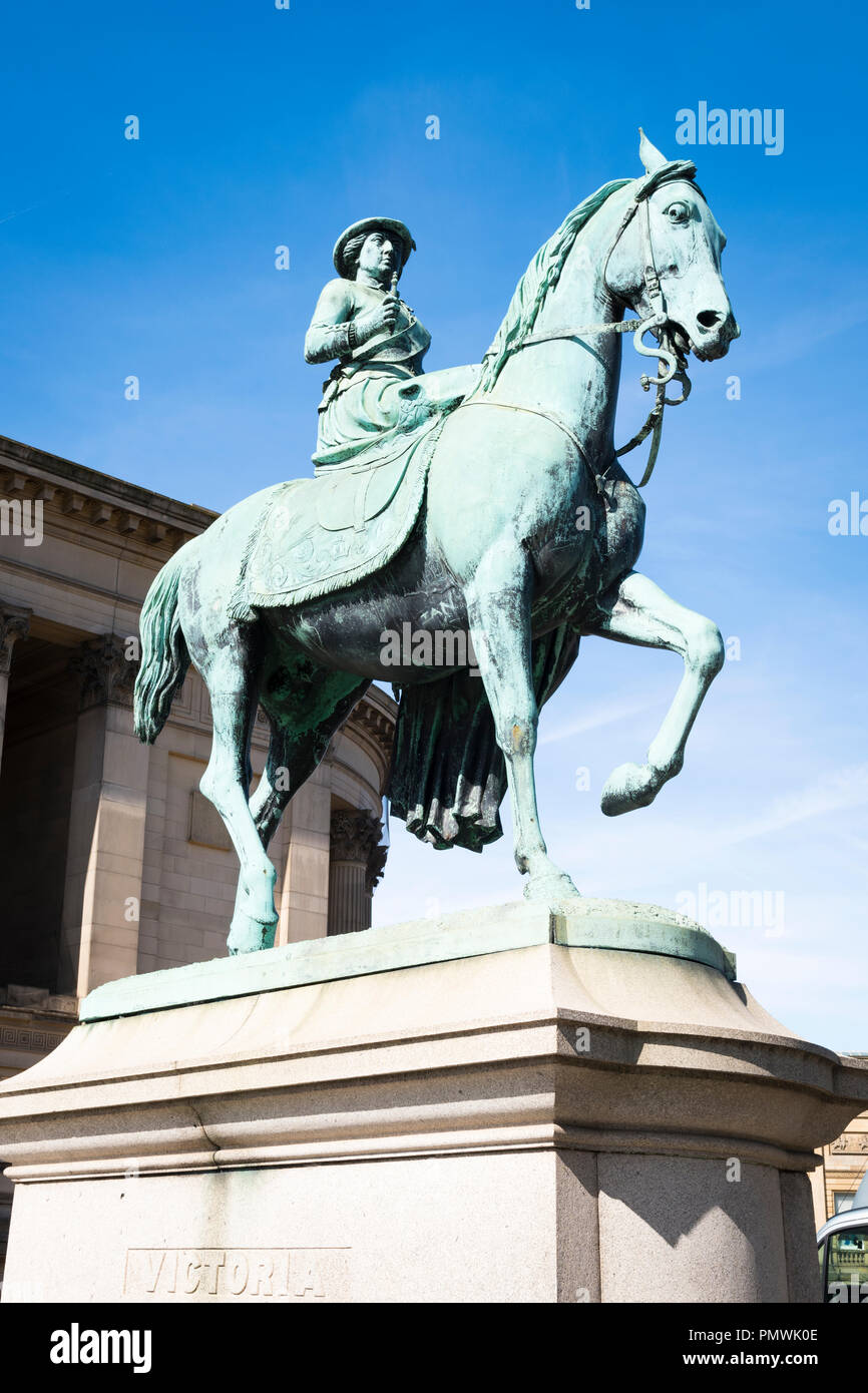 Liverpool Liverpool Lime Street, St Georges Hall Plateau Grad I neoklassischen 1854 Bronze Statue Skulptur Sockel Queen Victoria auf dem Pferd gebaut Stockfoto