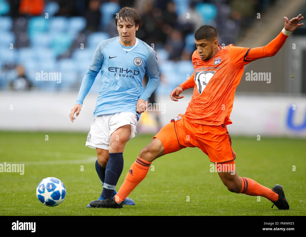 Von Manchester City Adrian Bernabe Links Und Lyon Hamza Rafia Kampf Um Den Ball Wahrend Der Uefa Youth League Gruppe F Match Im City Football Academy Manchester Stockfotografie Alamy