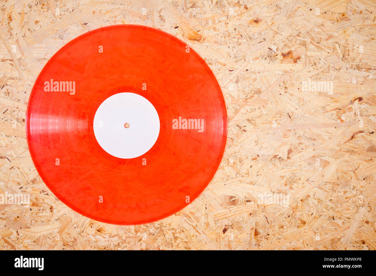 Rote Farbe Schallplatte mit White Label auf Sperrholz Hintergrund Stockfoto