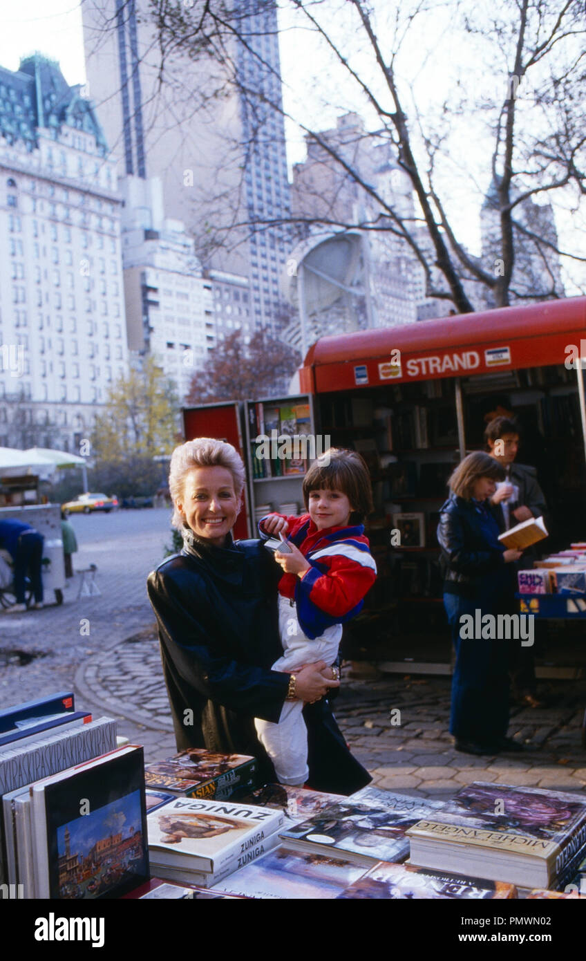 Erzherzogin Michaela von Habsburg mit Sohn in New York, USA 1987